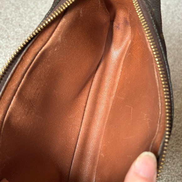 Auth Louis Vuitton Marley Dragonne PM Clutch - Picture 4 of 14